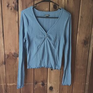 Wild Fable Cropped Blue Henley Size L Ruffled Edge V Neck Cowgirl Soft Prairie